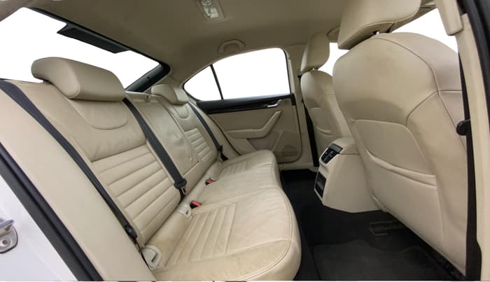 2017 Skoda Octavia AMBITION PLUS AT 1.8 TSI, Petrol, Automatic, 64,017 km, Right Side Rear Door Cabin