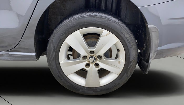 2017 Skoda Rapid AMBITION 1.6 MPI MT, Petrol, Manual, 34,644 km, Left Rear Wheel