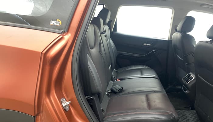 2024 Mahindra XUV700 AX 7 LUXURY P AT 7 STR, Petrol, Automatic, 28,763 km, Right Side Rear Door Cabin