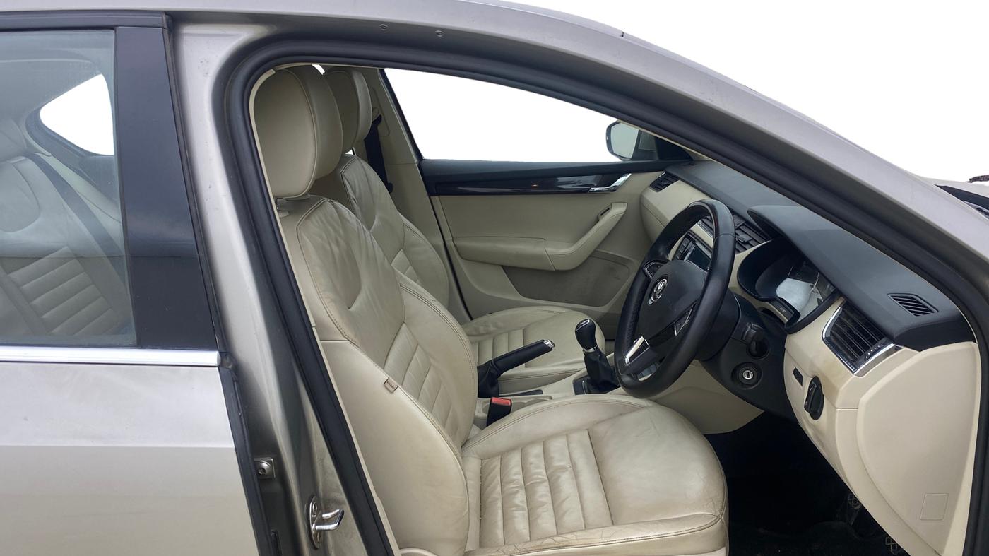 2016 Skoda Octavia AMBITION 1.4 TSI, Petrol, Manual, 63,999 km, Right Side Front Door Cabin