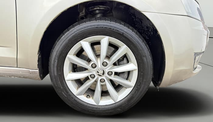 2016 Skoda Octavia STYLE PLUS AT 1.8 TSI, Petrol, Automatic, 99,869 km, Right Front Wheel