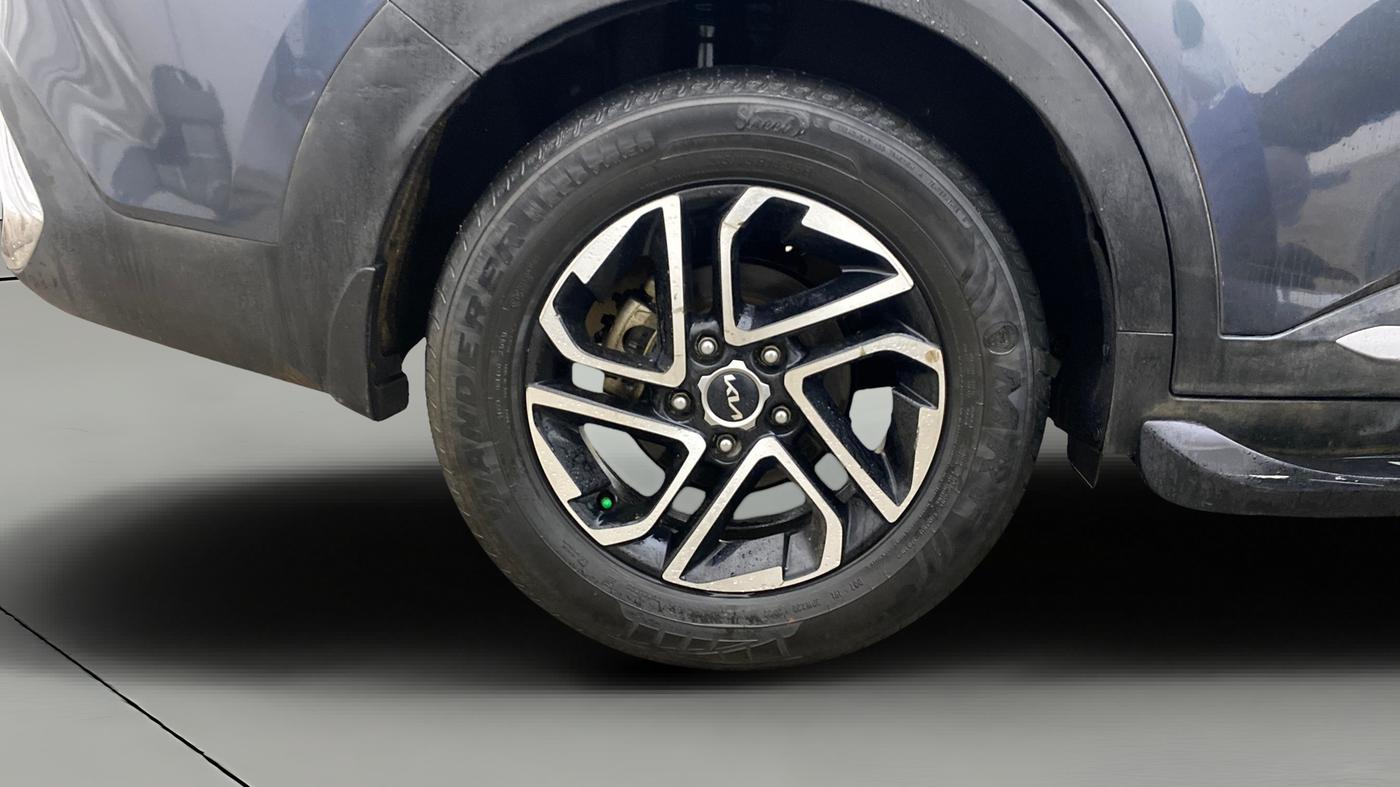 2022 KIA CARENS LUXURY PLUS 1.4 PETROL 7 STR, Petrol, Manual, 61,668 km, Right Rear Wheel