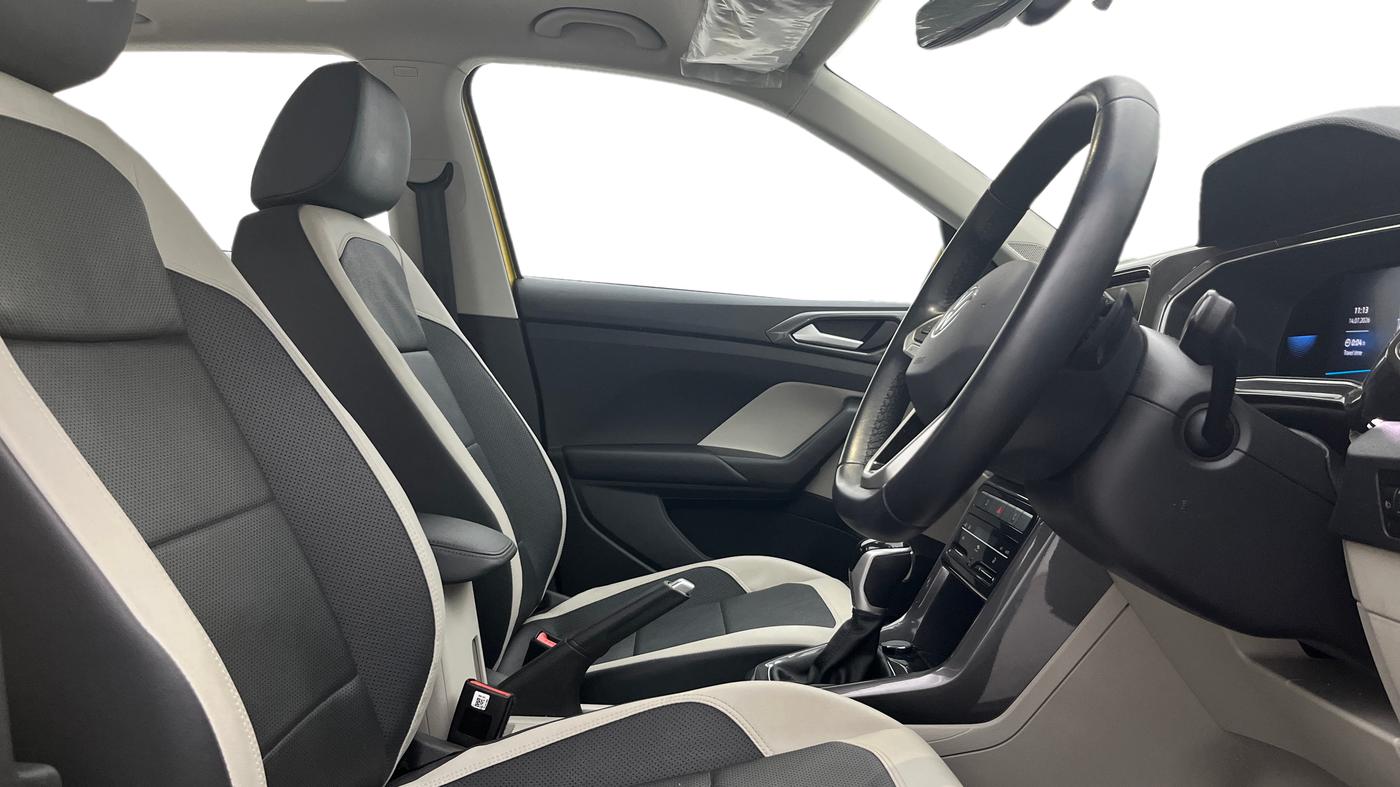 2022 Volkswagen TAIGUN TOPLINE 1.0 TSI AT, Petrol, Automatic, 27,592 km, Right Side Front Door Cabin