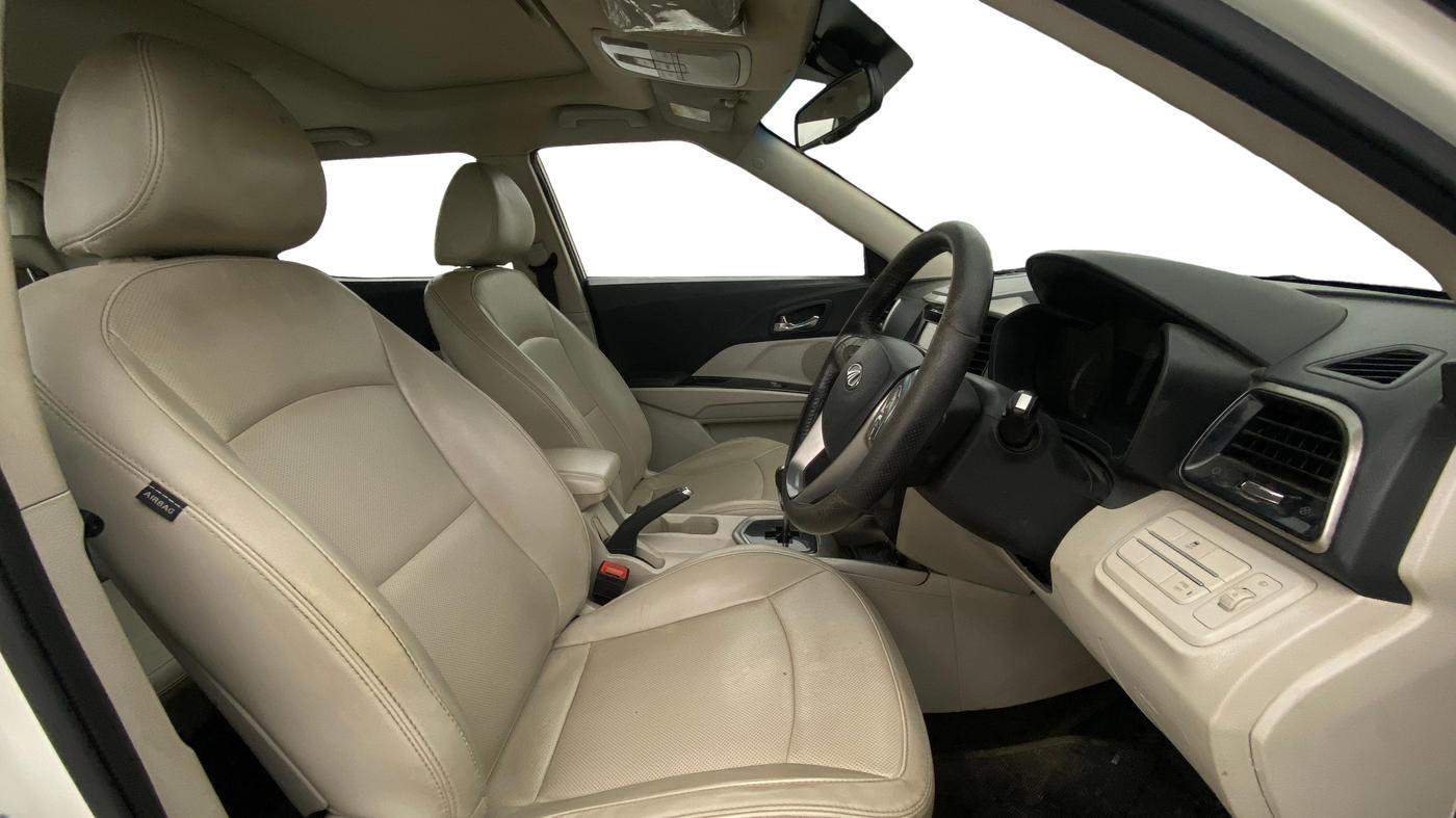 2020 Mahindra XUV300 W8 (O) 1.5 DIESEL AMT, Diesel, Automatic, 99,475 km, Right Side Front Door Cabin