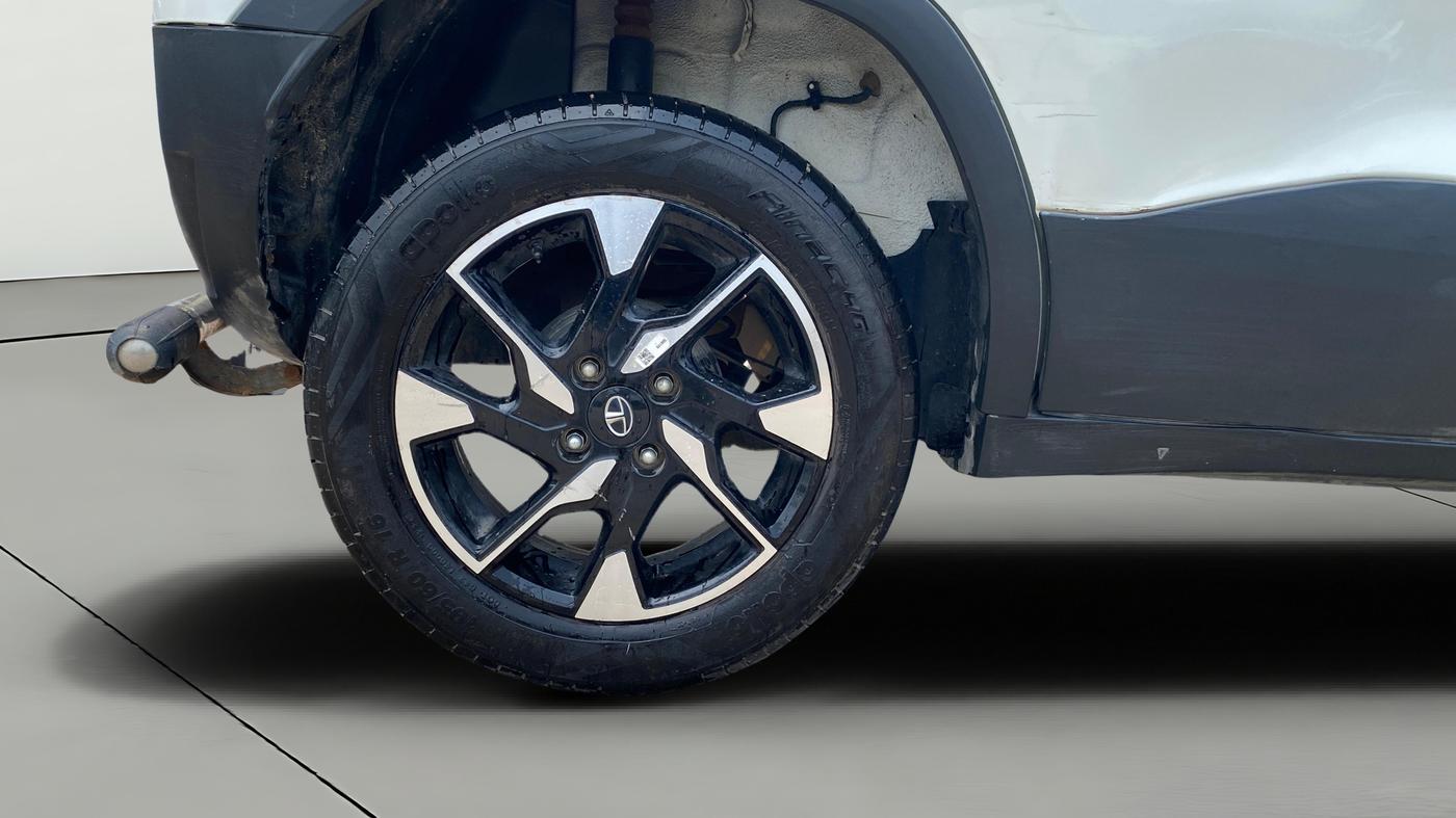 2023 Tata PUNCH Creative Dual Tone AMT Sunroof , Petrol, Automatic, 11,436 km, Right Rear Wheel