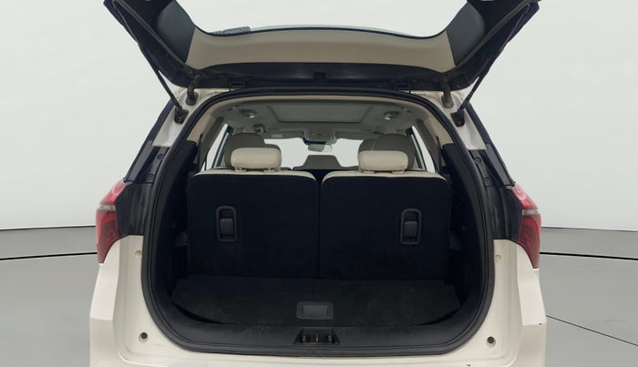 2022 Mahindra XUV700 AX 7 LUXURY D AWD AT 7 STR, Diesel, Automatic, 82,634 km, Boot Open Zoomed View