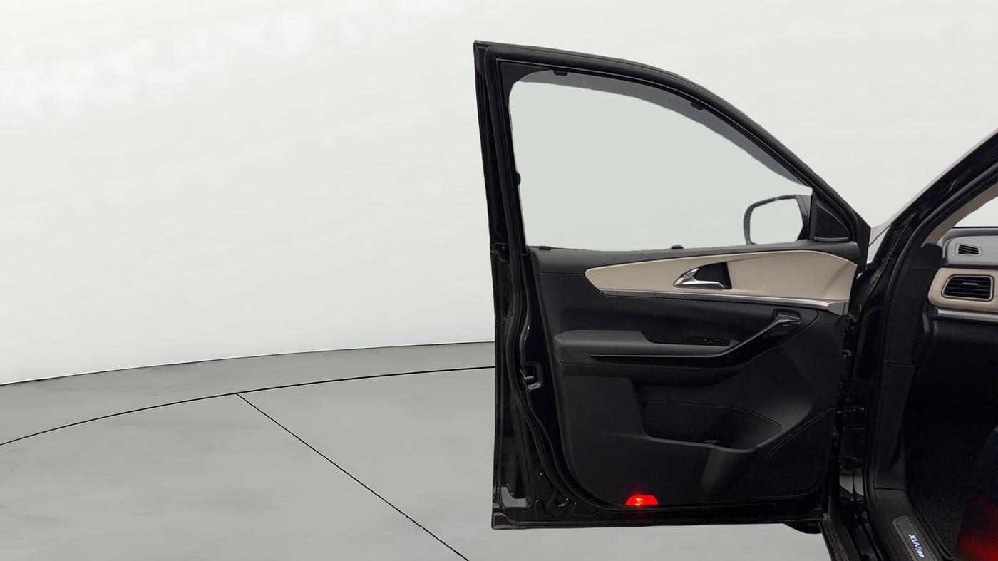 2024 Mahindra XUV700 AX 7 Luxury Pack Petrol AT 6 STR, Petrol, Automatic, 32,191 km, LHS Front Door