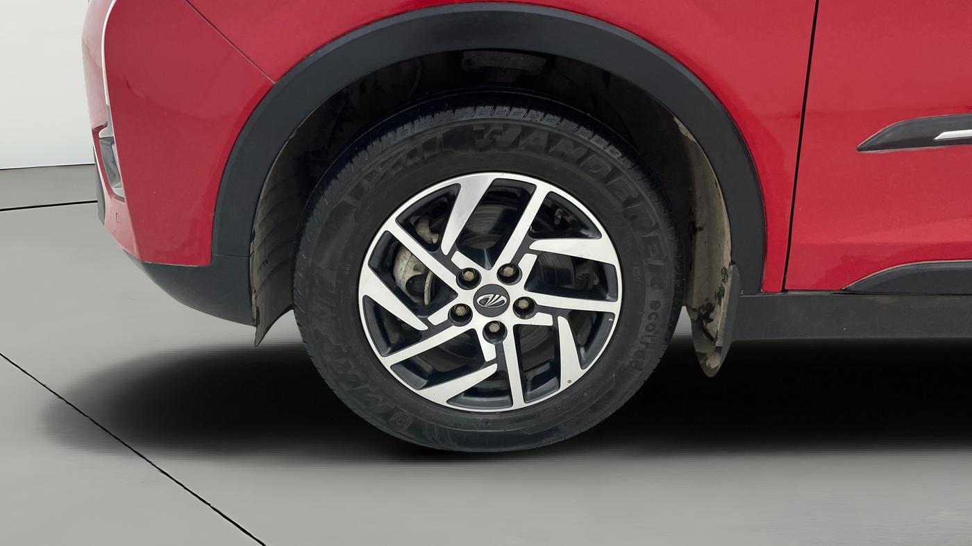 2022 Mahindra XUV300 W8 (O) 1.2 PETROL AMT, Petrol, Automatic, 25,034 km, Left Front Wheel