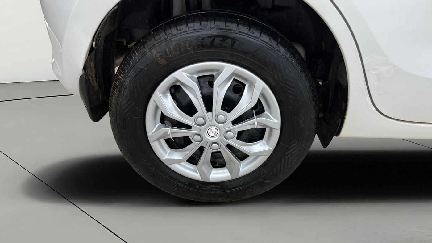 2020 Maruti Swift VXI, Petrol, Manual, 50,495 km, Right Rear Wheel
