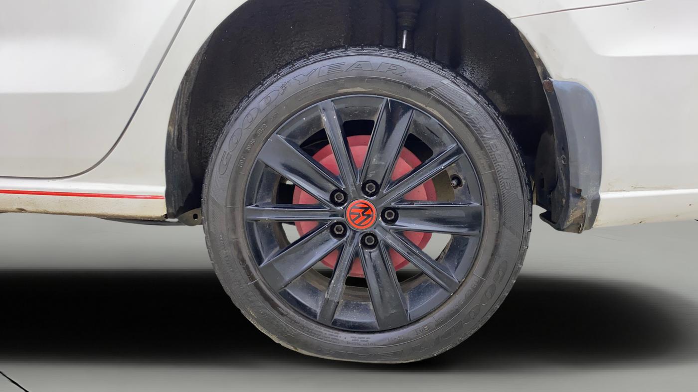 2015 Volkswagen Vento HIGHLINE PETROL AT, Petrol, Automatic, 83,539 km, Left Rear Wheel