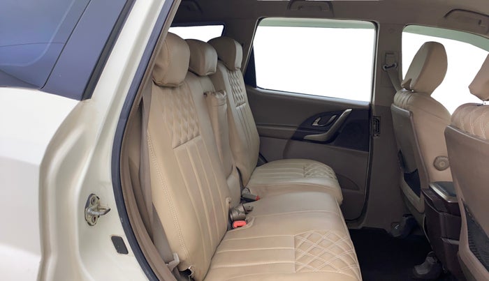 2012 Mahindra XUV500 W8, Diesel, Manual, 1,34,908 km, Right Side Rear Door Cabin