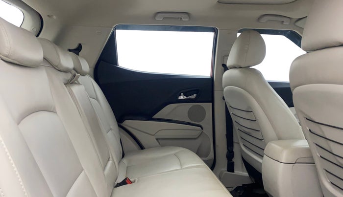 2022 Mahindra XUV300 W8 (O) 1.2 PETROL, Petrol, Manual, 10,013 km, Right Side Rear Door Cabin