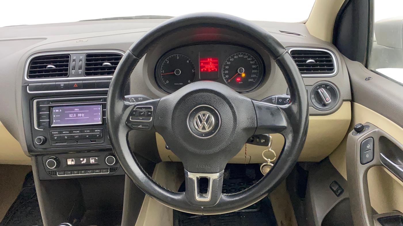 2014 Volkswagen Vento HIGHLINE DIESEL 1.6, Diesel, Manual, 1,20,944 km, Steering Wheel Close Up