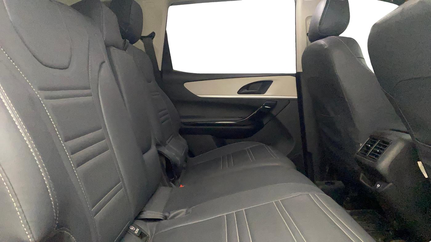 2022 Mahindra XUV700 AX 5 D MT 7 STR, Diesel, Manual, 69,388 km, Right Side Rear Door Cabin