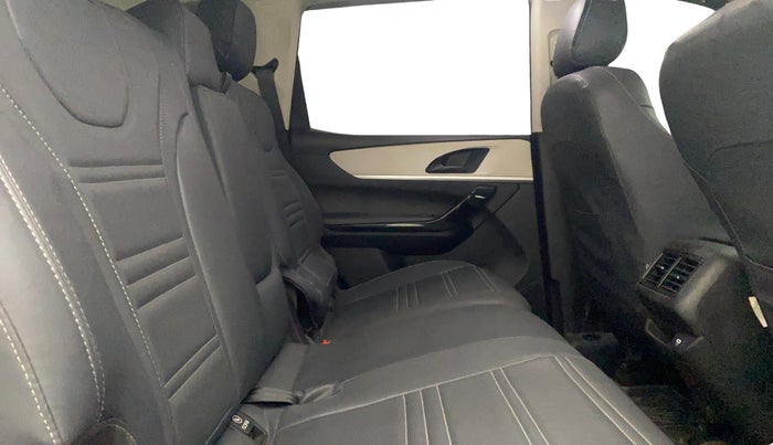 2022 Mahindra XUV700 AX 5 D MT 7 STR, Diesel, Manual, 69,334 km, Right Side Rear Door Cabin