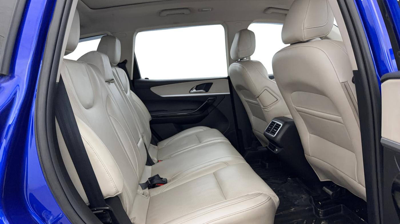 2023 Mahindra XUV700 AX 7 P MT 7 STR, Petrol, Manual, 60,592 km, Right Side Rear Door Cabin