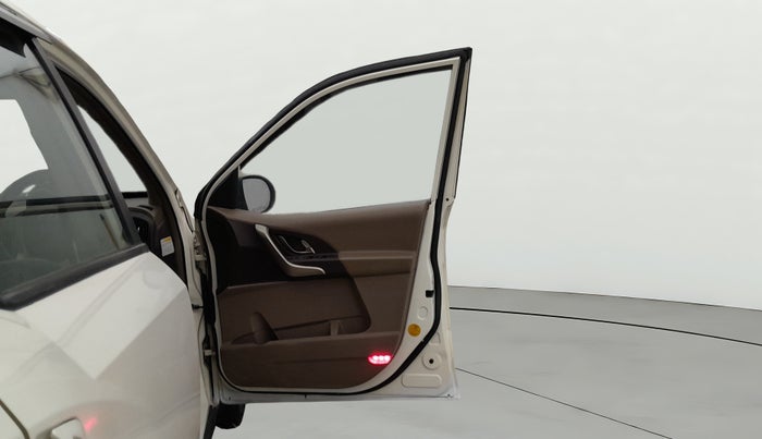 2013 Mahindra XUV500 W8, Diesel, Manual, 96,731 km, RHS Front Door