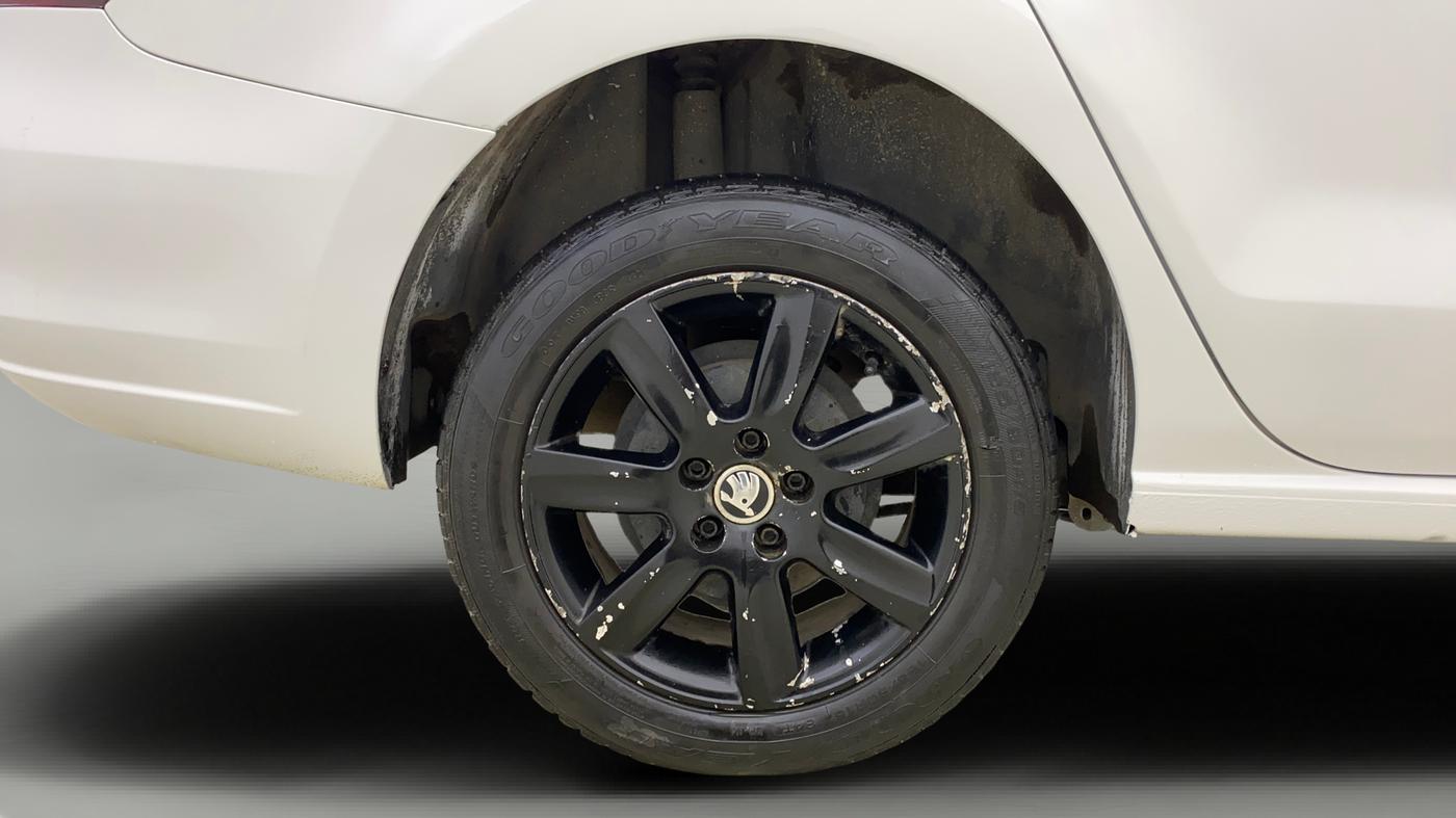 2013 Skoda Rapid AMBITION 1.6 MPI MT PLUS, Petrol, Manual, 83,954 km, Right Rear Wheel