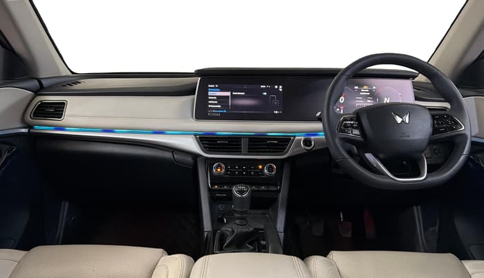 2025 Mahindra XUV700 AX 7 P MT 7 STR, Petrol, Manual, 6,361 km, Dashboard
