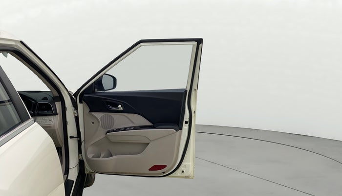 2021 Mahindra XUV300 W8 (O) 1.5 DIESEL, Diesel, Manual, 37,334 km, RHS Front Door