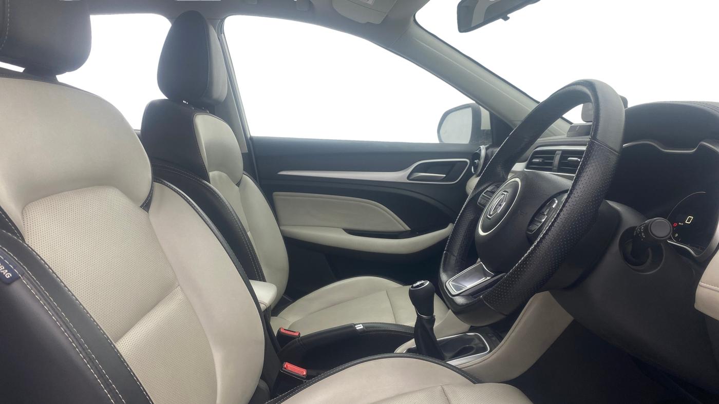 2022 MG ASTOR SHARP 1.5 MT, Petrol, Manual, 25,023 km, Right Side Front Door Cabin