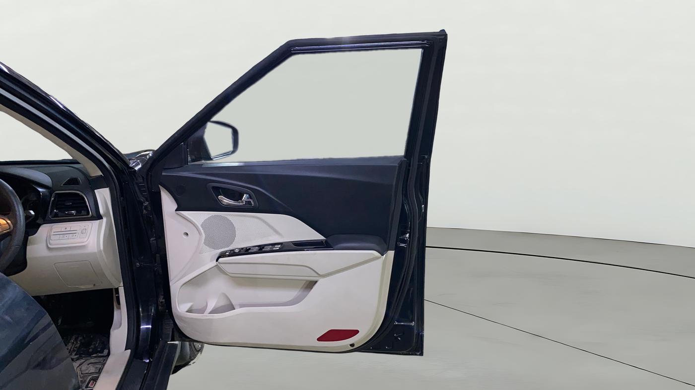 2023 Mahindra XUV300 W8 (O) 1.2 PETROL, Petrol, Manual, 27,501 km, RHS Front Door
