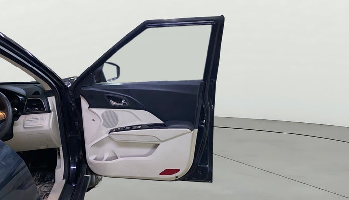 2023 Mahindra XUV300 W8 (O) 1.2 PETROL, Petrol, Manual, 27,501 km, RHS Front Door