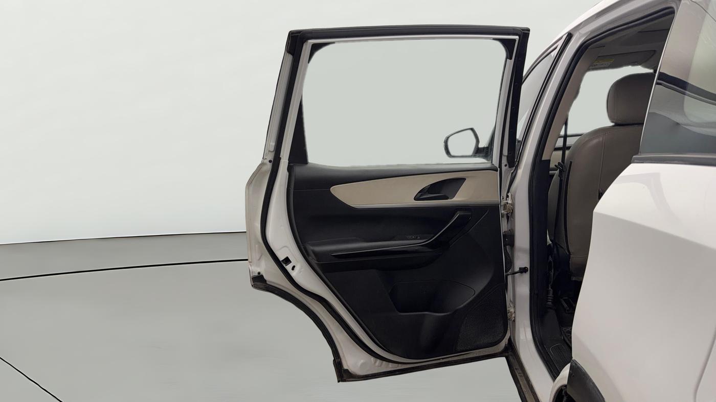 2022 Mahindra XUV700 AX 5 P MT 7 STR, Petrol, Manual, 55,215 km, LHS Rear Door
