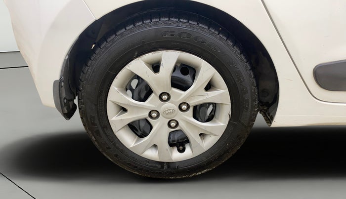 2016 Hyundai Grand i10 MAGNA AT 1.2 KAPPA VTVT, CNG, Automatic, 88,567 km, Right Rear Wheel