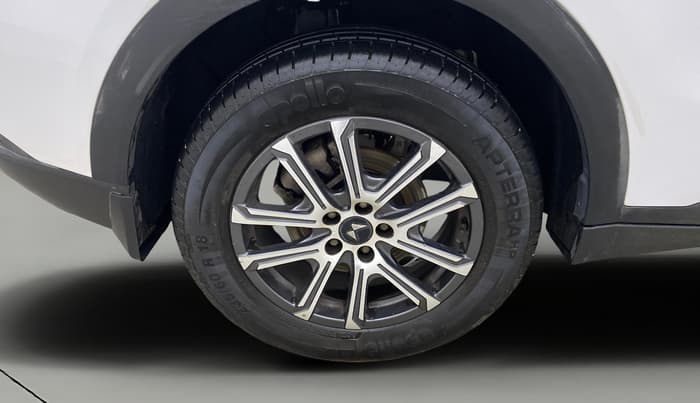 2024 Mahindra XUV700 AX 7 P AT 7 STR, Petrol, Automatic, 12,988 km, Right Rear Wheel