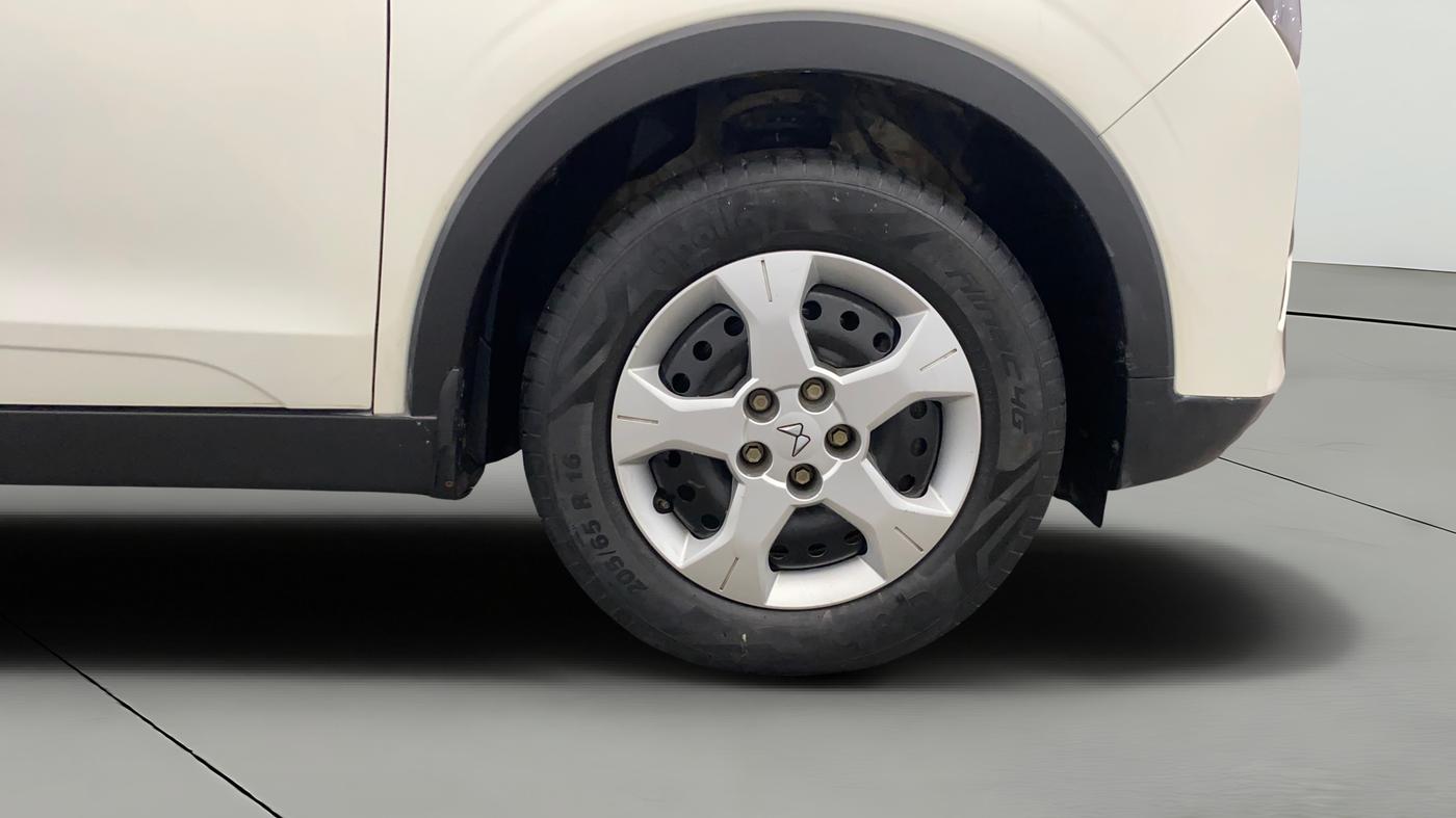 2023 Mahindra XUV300 W6 1.2 PETROL AMT, Petrol, Automatic, 33,518 km, Right Front Wheel