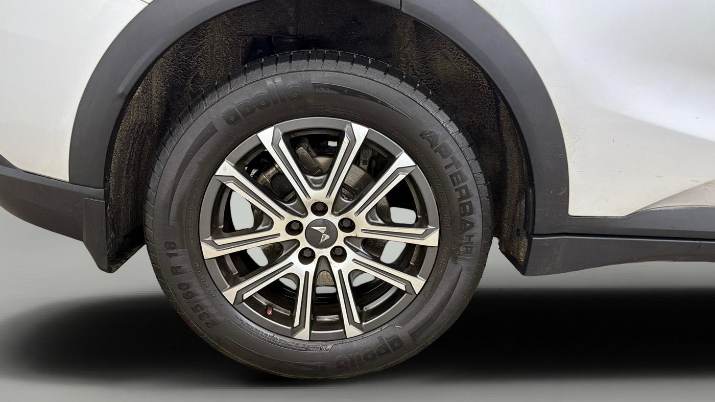 2023 Mahindra XUV700 AX 7 LUXURY P AT 7 STR, Petrol, Automatic, 35,320 km, Right Rear Wheel