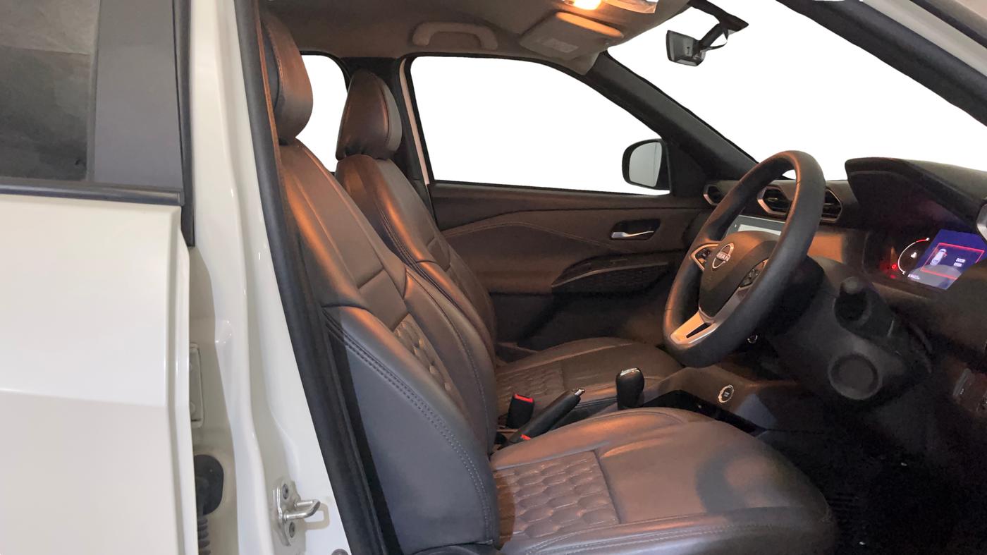 2025 Nissan MAGNITE N-Connecta B4D 1.0 Petrol AMT, Petrol, Automatic, 9,435 km, Right Side Front Door Cabin