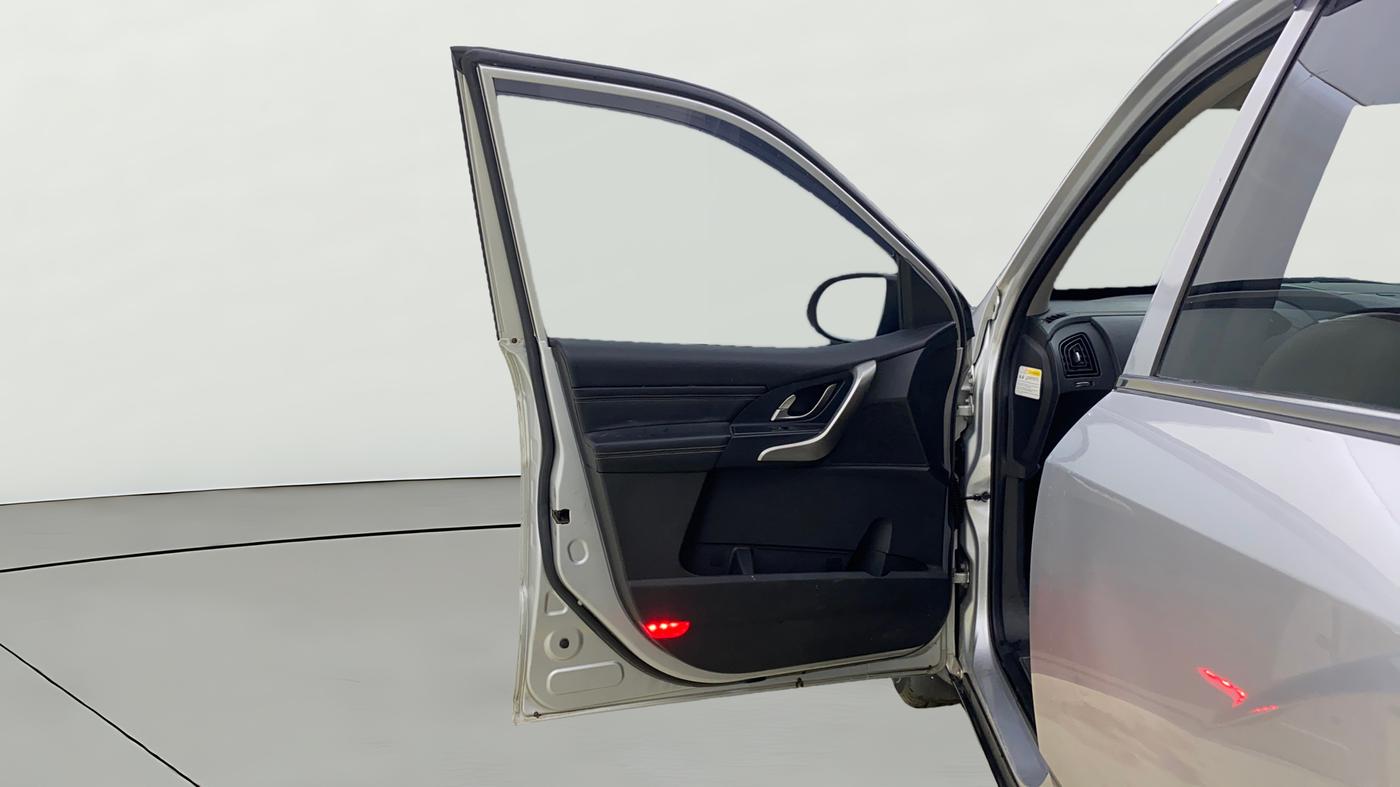 2019 Mahindra XUV500 W11, Diesel, Manual, 1,08,000 km, LHS Front Door