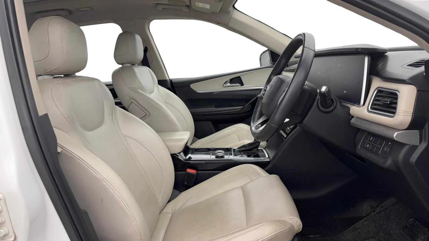 2021 Mahindra XUV700 AX 7 LUXURY P AT 7 STR, Petrol, Automatic, 38,127 km, Right Side Front Door Cabin