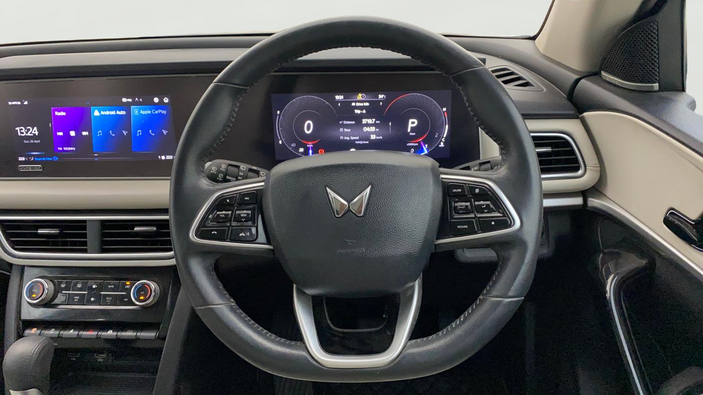 2022 Mahindra XUV700 AX 7 LUXURY P AT 7 STR, Petrol, Automatic, 63,719 km, Steering Wheel Close Up