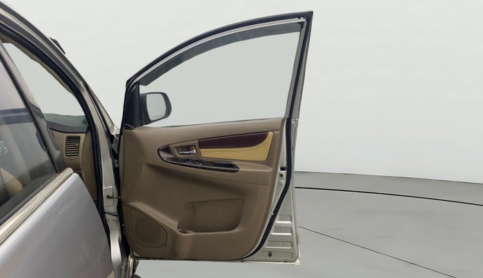 2015 Toyota Innova 2.5 VX 8 STR, Diesel, Manual, 1,02,630 km, RHS Front Door