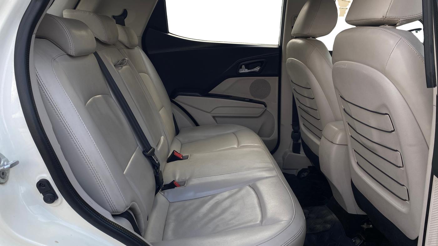 2019 Mahindra XUV300 W8 (O) 1.5 DIESEL, Diesel, Manual, 48,713 km, Right Side Rear Door Cabin