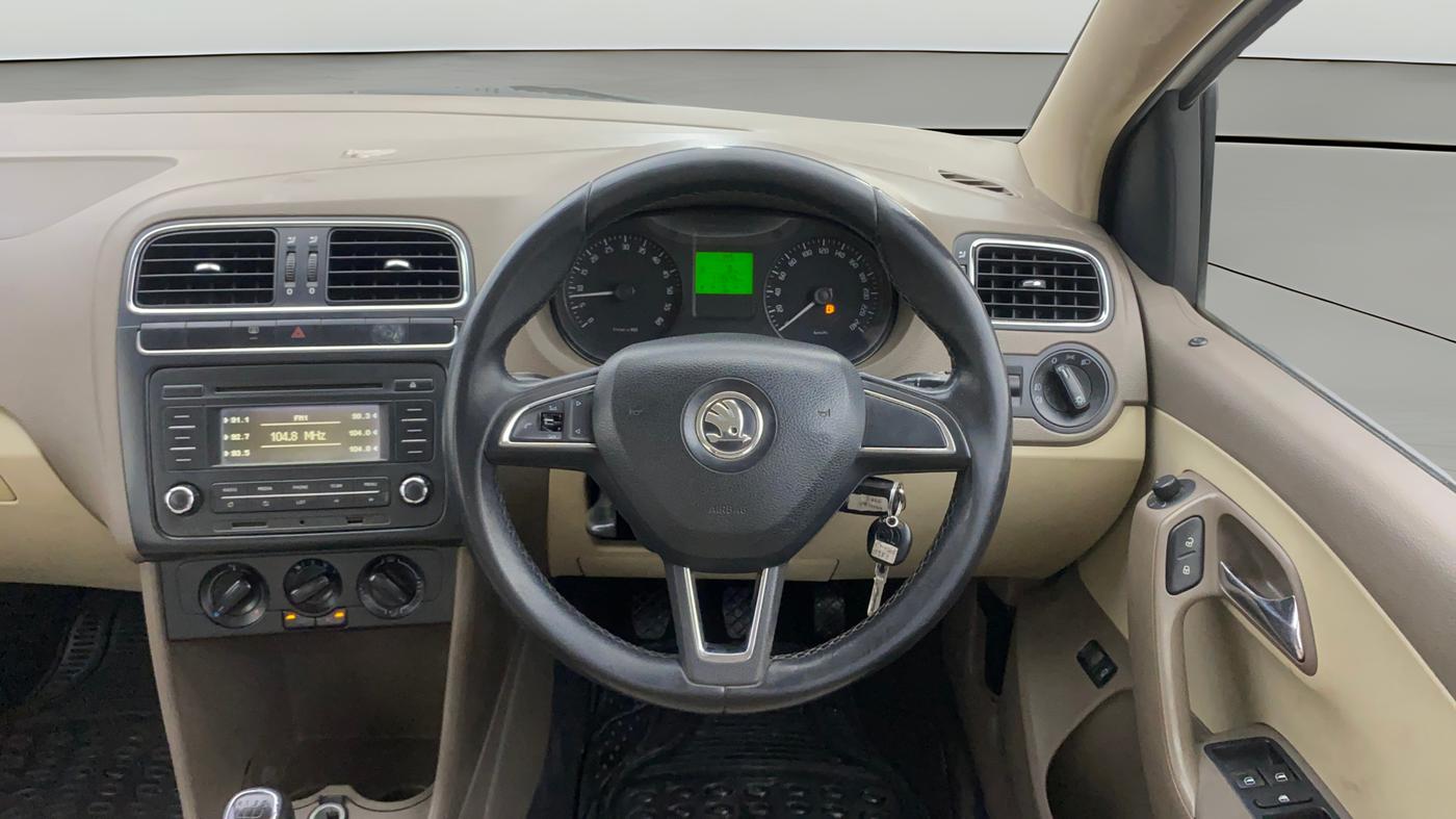 2013 Skoda Rapid AMBITION 1.6 TDI CR MT PLUS ALLOY, Diesel, Manual, 1,19,608 km, Steering Wheel Close Up