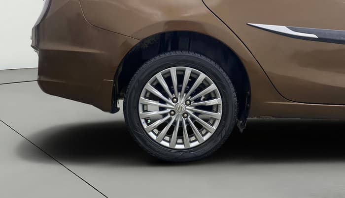 2016 Maruti Ciaz ZXI+, Petrol, Manual, 1,25,636 km, Right Rear Wheel