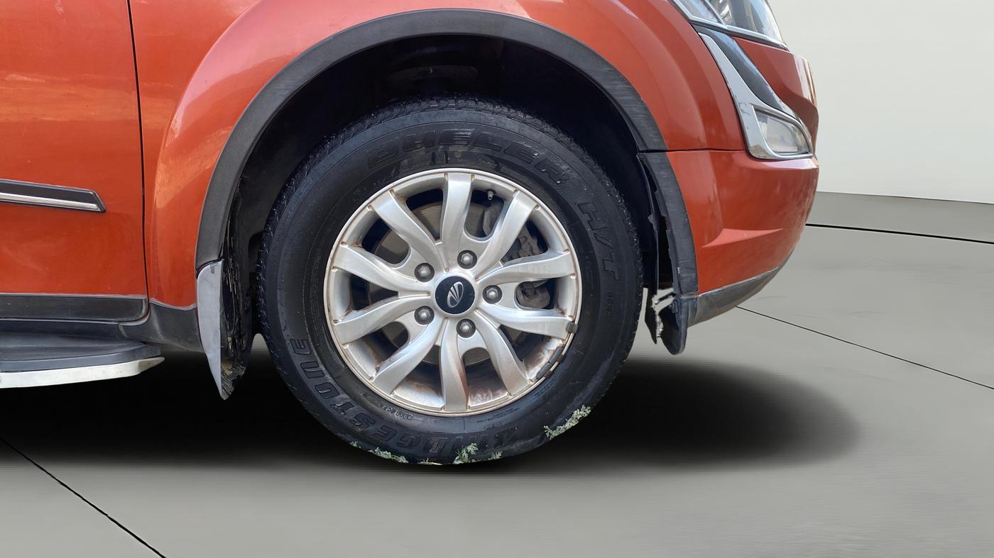 2017 Mahindra XUV500 W10 AT, Diesel, Automatic, 84,161 km, Right Front Wheel
