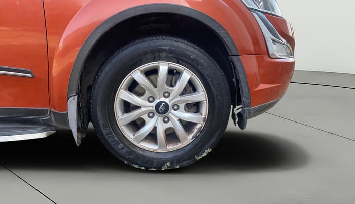 2017 Mahindra XUV500 W10 AT, Diesel, Automatic, 84,161 km, Right Front Wheel