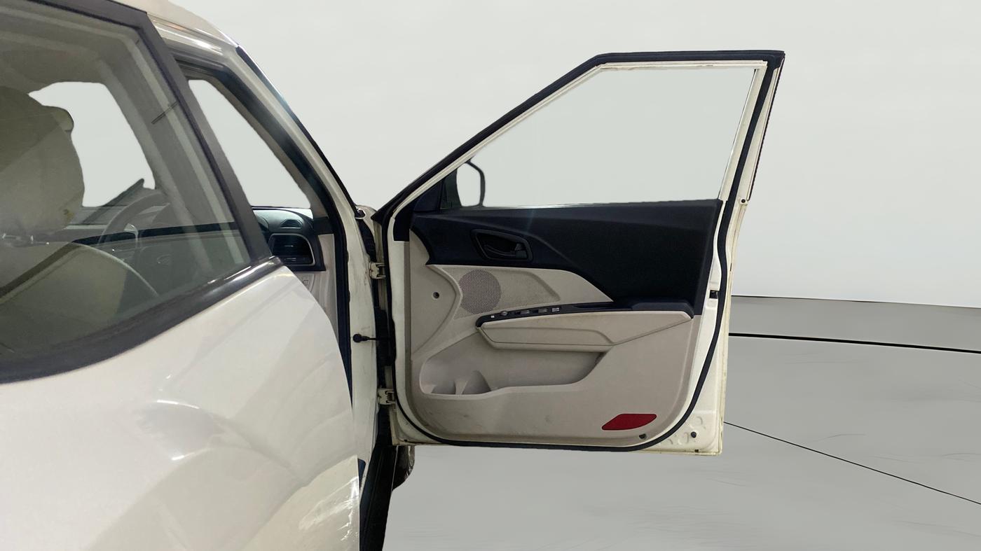 2019 Mahindra XUV300 W6 1.2 PETROL, Petrol, Manual, 47,903 km, RHS Front Door