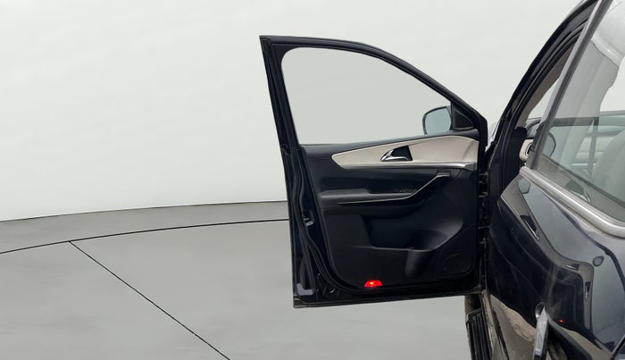 2022 Mahindra XUV700 AX 7 LUXURY P AT 7 STR, Petrol, Automatic, 20,821 km, LHS Front Door