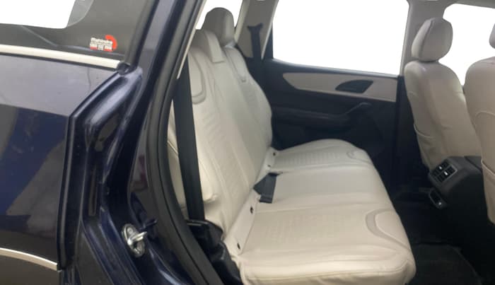 2022 Mahindra XUV700 AX 5 D MT 5 STR, Diesel, Manual, 61,792 km, Right Side Rear Door Cabin