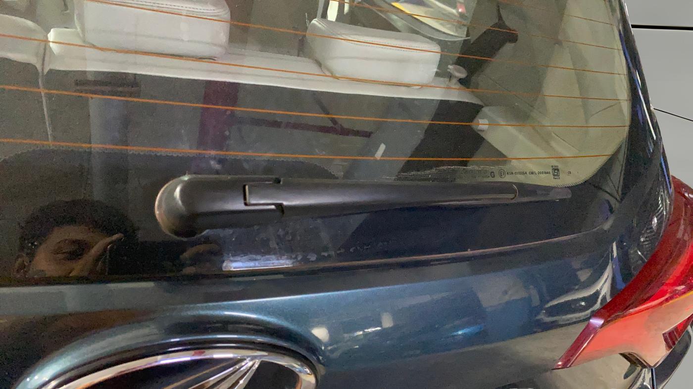 2021 Mahindra XUV300 W8 (O) 1.5 DIESEL AMT DUAL TONE, Diesel, Automatic, 43,432 km, Rear Wiper