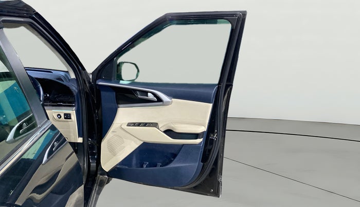 2022 KIA CARENS LUXURY PLUS 1.4 PETROL 7 STR, Petrol, Manual, 43,820 km, RHS Front Door