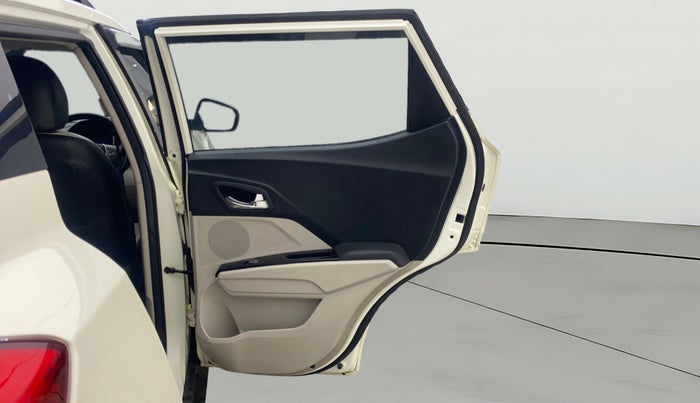 2021 Mahindra XUV300 W8 1.2 PETROL, Petrol, Manual, 80,378 km, RHS Rear Door