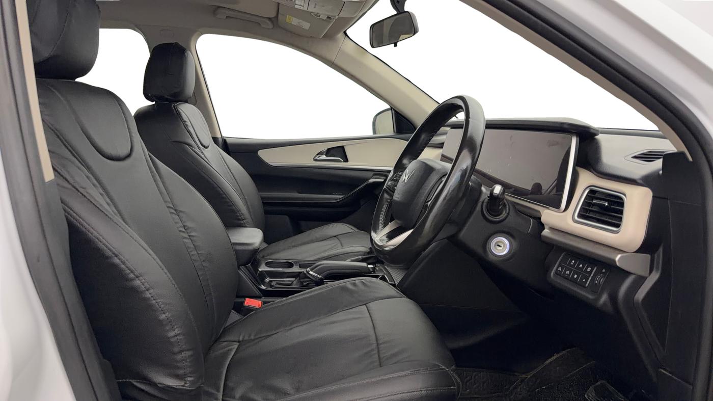 2023 Mahindra XUV700 AX 5 D AT 7 STR, Diesel, Automatic, 98,755 km, Right Side Front Door Cabin