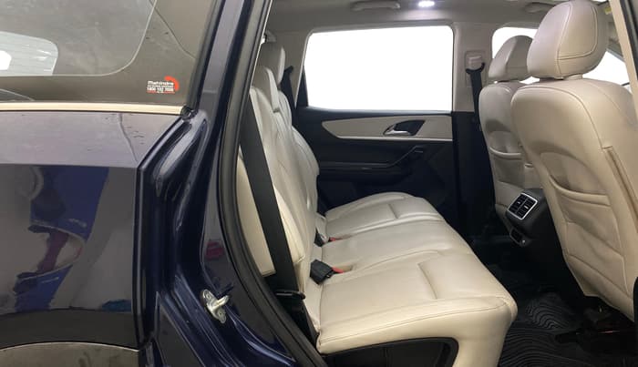 2022 Mahindra XUV700 AX 7 P AT 7 STR, Petrol, Automatic, 78,909 km, Right Side Rear Door Cabin